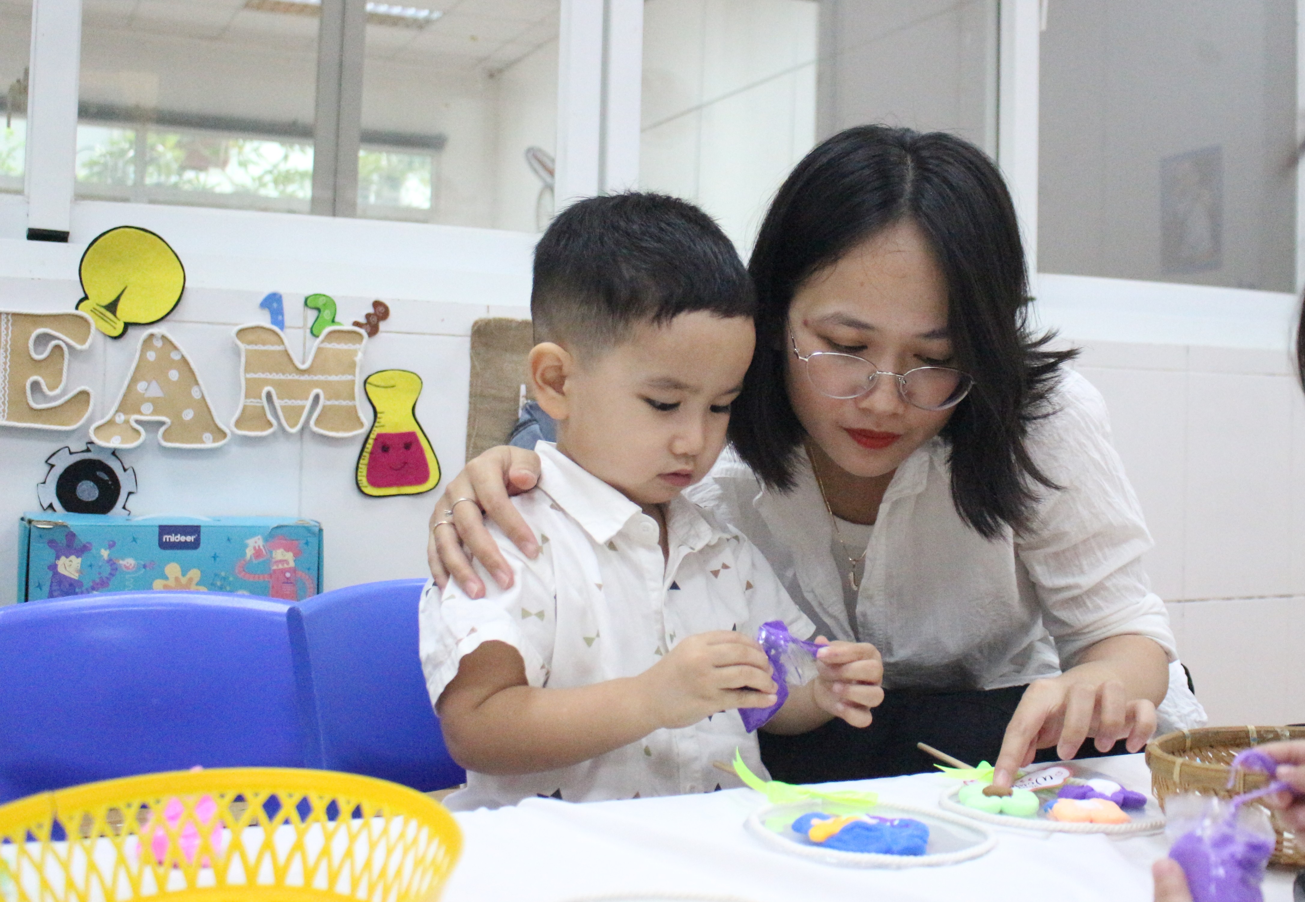 GỬI NGÀN YÊU THƯƠNG ĐẾN CÔ VÀ MẸ NHÂN NGÀY 20/10