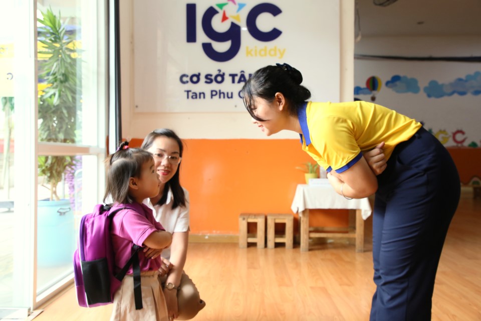 1. Đón bé vào lớp