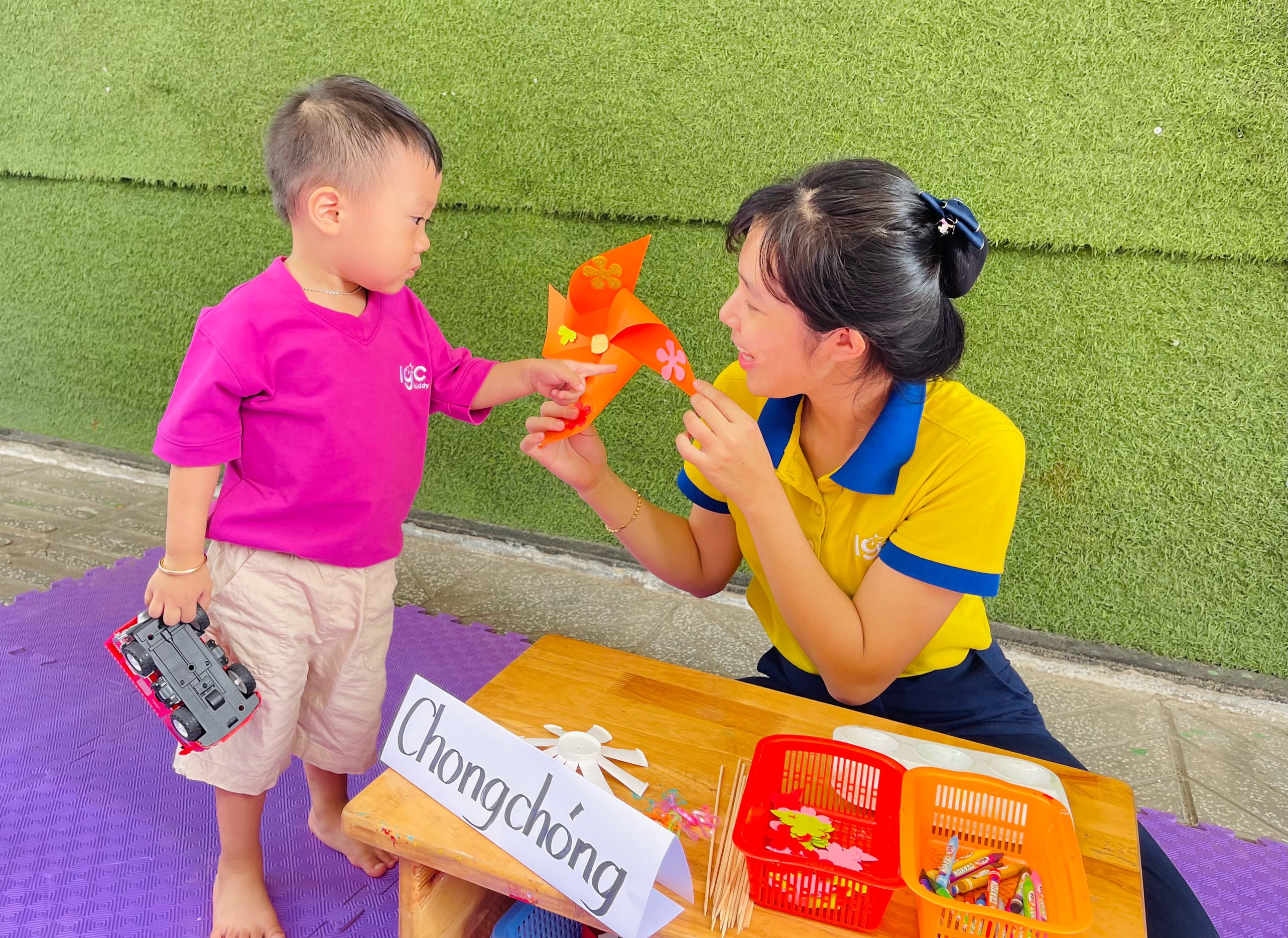 CHONG CHÓNG TUỔI THƠ