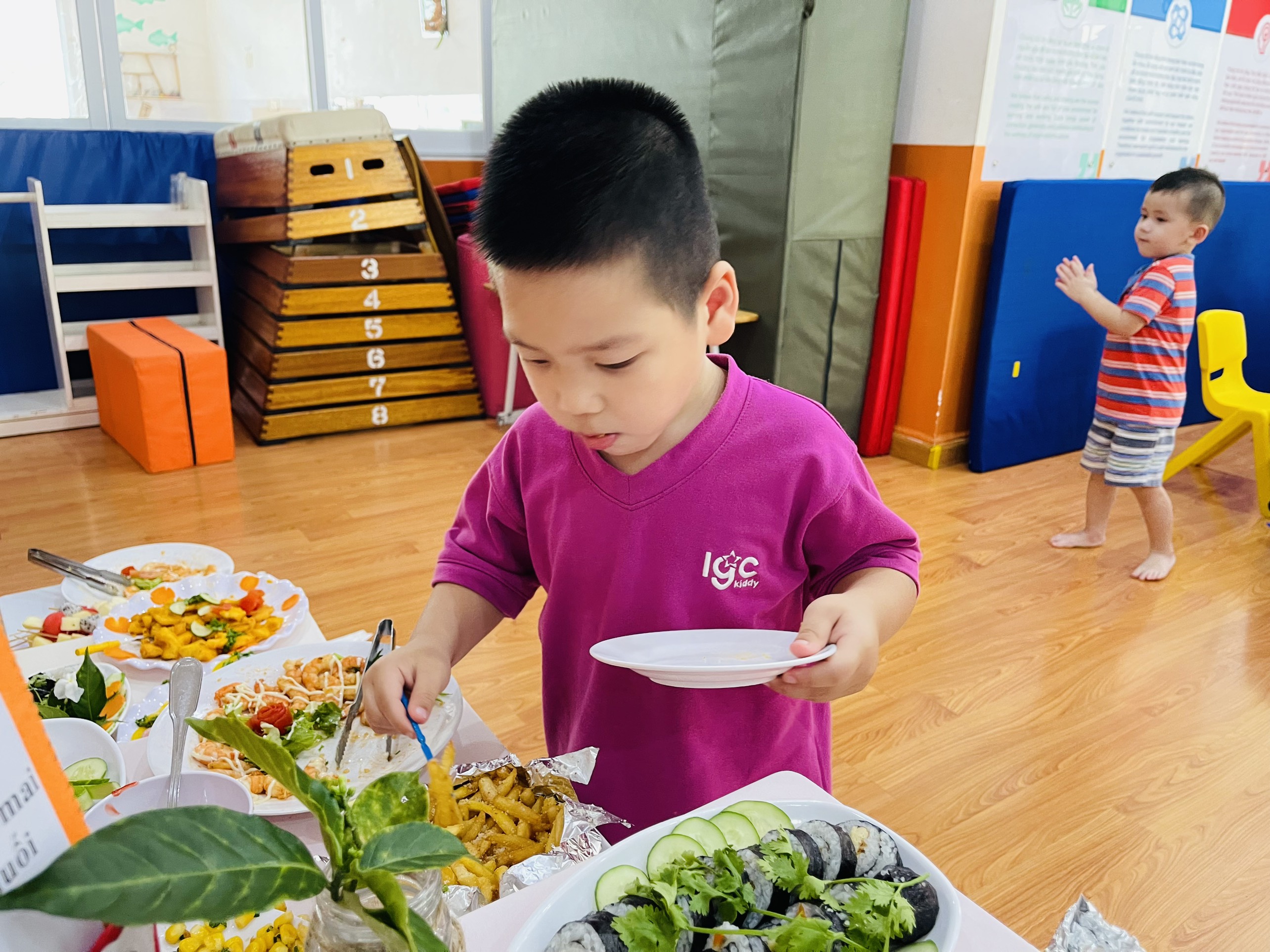 TIỆC BUFFET CỦA CÁC THIÊN THÀN NHỎ